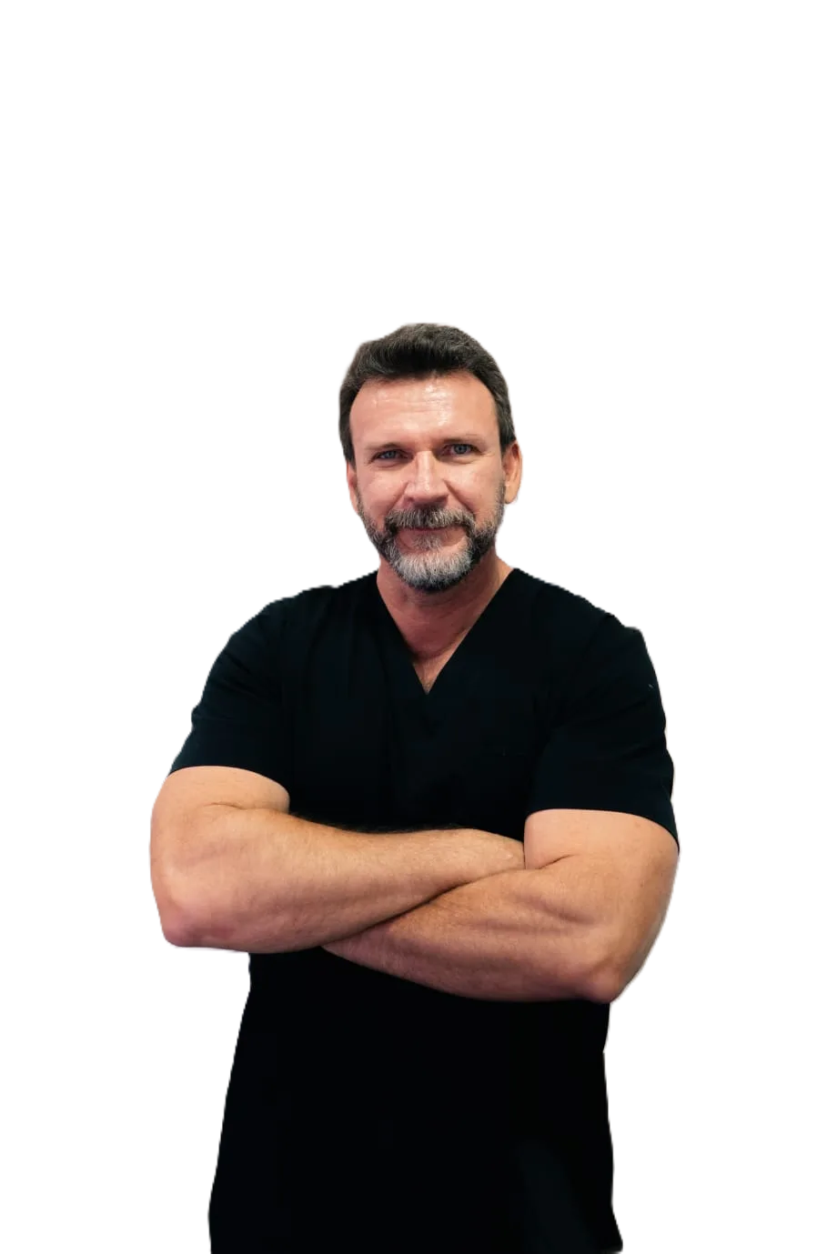 Dr. Marcos Vinícius, cirurgião-dentista, de braços cruzados, em uniforme escuro.